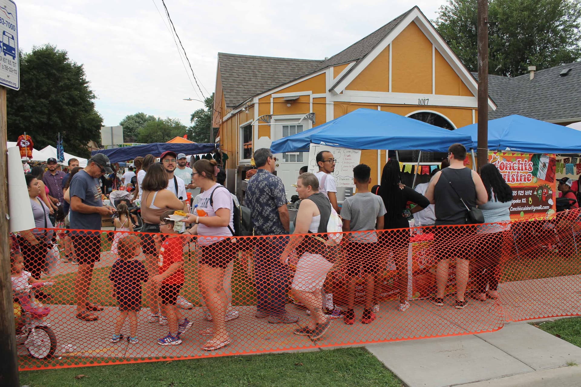 Line that is over 20 people long at the fiesta for conchis cuisine